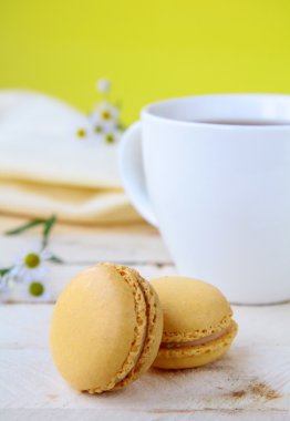 Fransız tatlı sarı macaroons ve arka planda çay