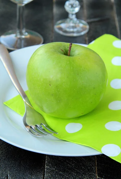 Menaje elegante, deseo manzana verde fresca — Foto de Stock