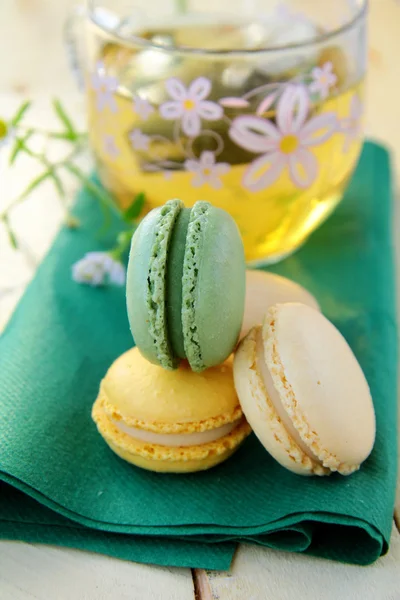 Geleneksel Fransız tatlı renkli macarons — Stok fotoğraf