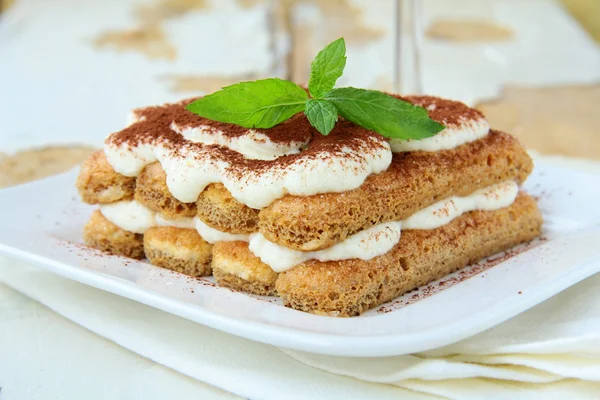 Traditioneel Italiaans dessert tiramisu op wit bord — Stockfoto