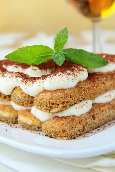 Traditionelles italienisches Desserttiramisu auf weißem Teller — Stockfoto