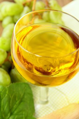 kadeh beyaz şarap ve Yeşil üzüm Şubesi