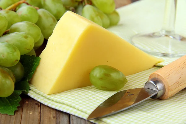 Νεκρή φύση με σταφύλια λευκό κρασί και κομμάτι τυρί — Φωτογραφία Αρχείου