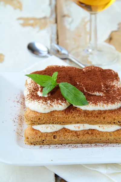 Tradizionale dolce italiano tiramisù su piatto bianco — Foto Stock