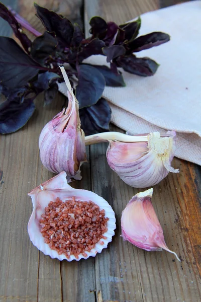 木桌子上粉红盐、 大蒜、 红罗勒 — 图库照片