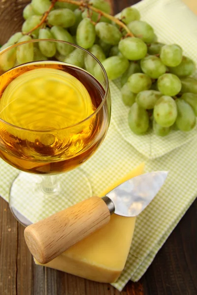 A szőlő csendélet fehér bor és sajt darab — Stock Fotó