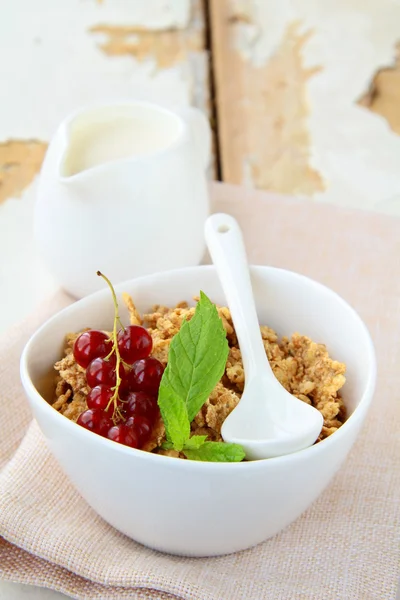 Kâse Mısır gevreği süt ve çilek, sağlıklı bir kahvaltı ile — Stok fotoğraf
