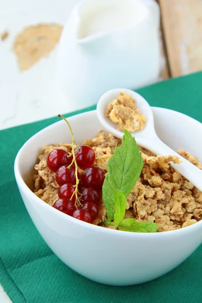 Skål med cornflakes med mjölk och bär, hälsosam frukost — Stockfoto