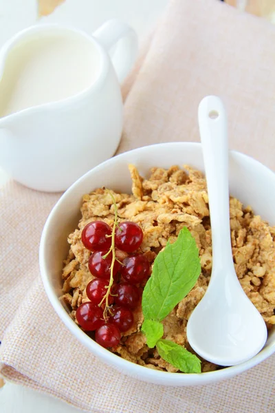 Tigela de flocos de milho com leite e bagas, café da manhã saudável — Fotografia de Stock