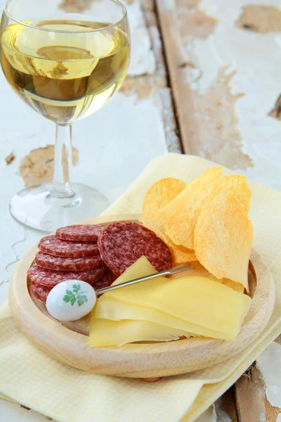 Salami, fromage et croustilles, collation sur une planche de bois — Photo