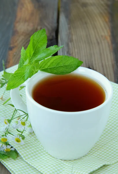 Tasse Tee mit Kräutern, Minze und Kamille — Stockfoto