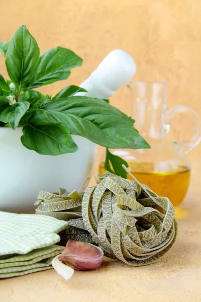 Argamassa com macarrão e manjericão ervas e azeite — Fotografia de Stock