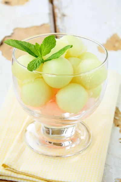 Salade de fruits avec melon et boules de pastèque dans un bol en verre — Photo