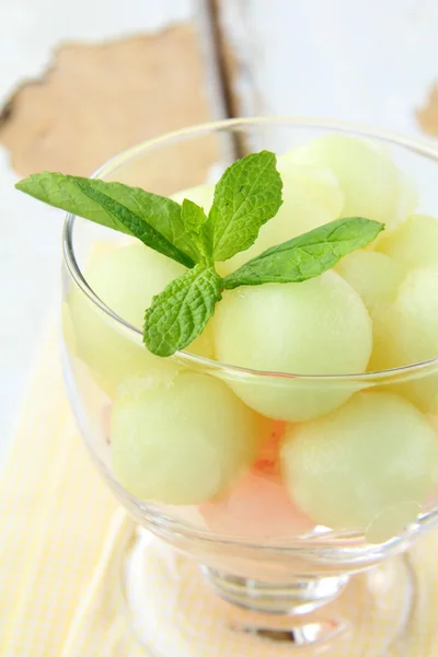 Salada de frutas com melão e bolas de melancia em tigela de vidro — Fotografia de Stock