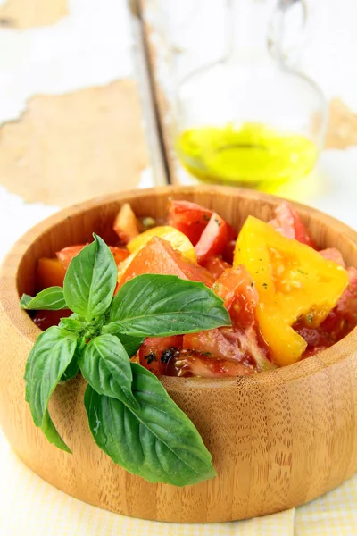 Салат из свежих помидоров и оливкового масла на деревянном столе — стоковое фото