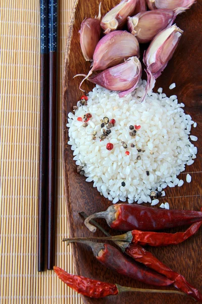 Wooden cup Asian food ingredients - rice, garlic, chili — Stock Photo, Image