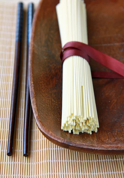 Japanese egg noodles on a wooden background — Stock Photo, Image