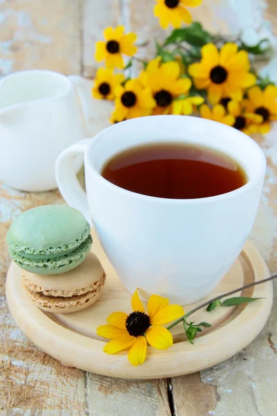 フランス デザート マカロンとお茶を一杯 — ストック写真