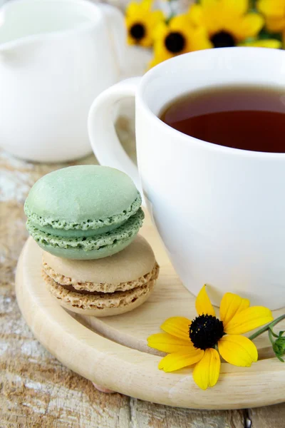 French dessert macaroons and a cup of tea — Stock Photo, Image