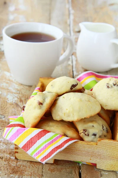 Biscoitos caseiros biscoitos na cesta — Fotografia de Stock