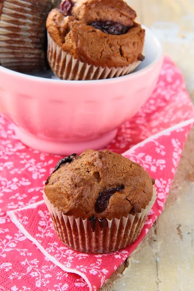 Domácí čokoládové muffiny na růžovém pozadí — Stock fotografie