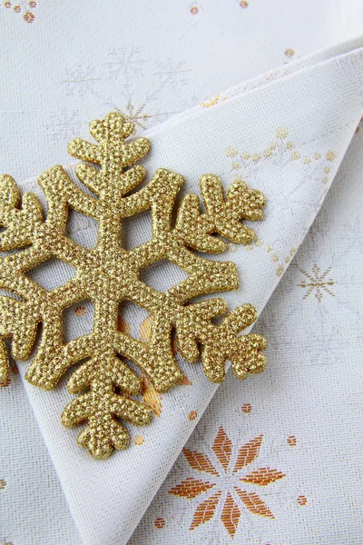 Χριστουγεννιάτικα επιτραπέζια σκεύη - χαρτοπετσέτες και χρυσό νιφάδα χιονιού — Φωτογραφία Αρχείου