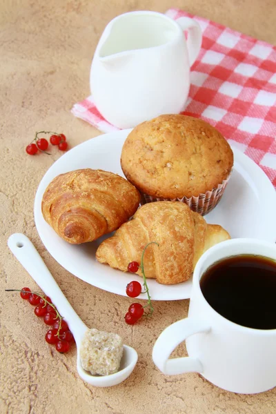 Desayuno con café recién hecho, cruasanes frescos y frutas —  Fotos de Stock
