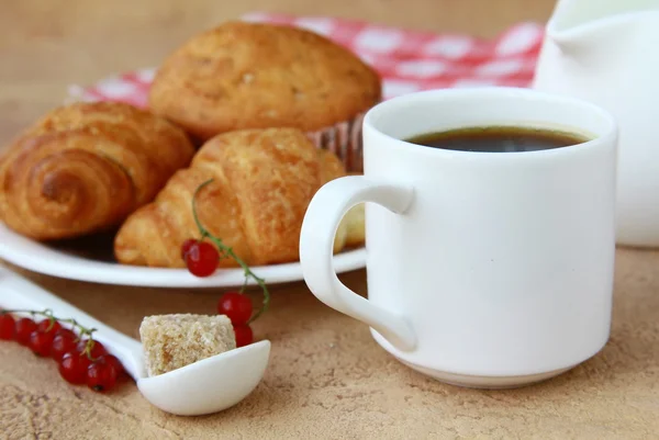 Café da manhã com café fresco, croissants frescos e frutas — Fotografia de Stock