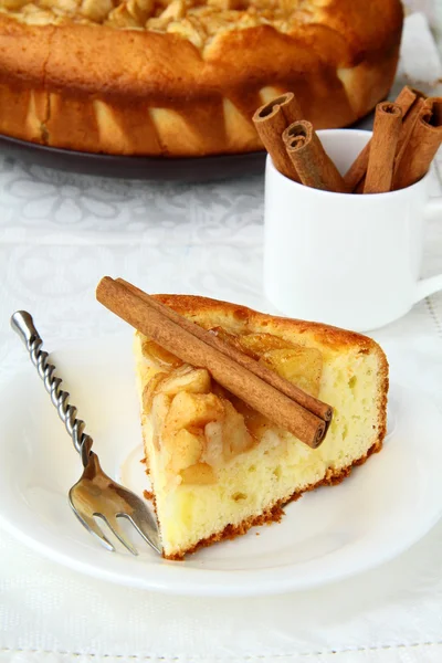 Домашній яблучний пиріг та паличка кориці — стокове фото
