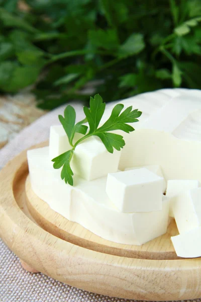 Sýr Feta na dřevěné prkénko — Stock fotografie