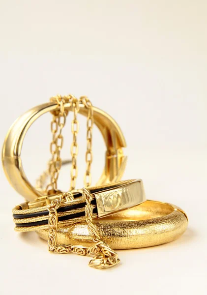 Złota biżuteria, bransoletki i łańcuchy — Zdjęcie stockowe