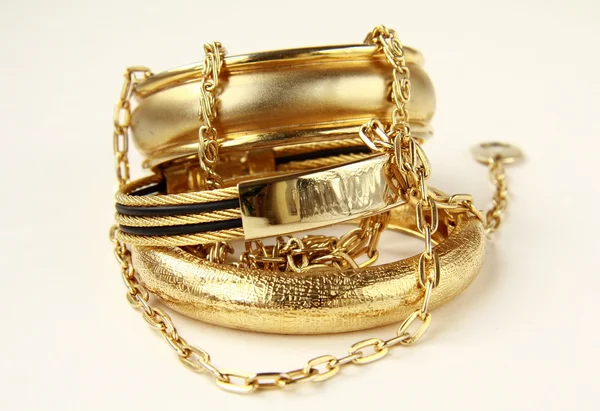 Zlaté šperky, náramky a řetízky — Stock fotografie
