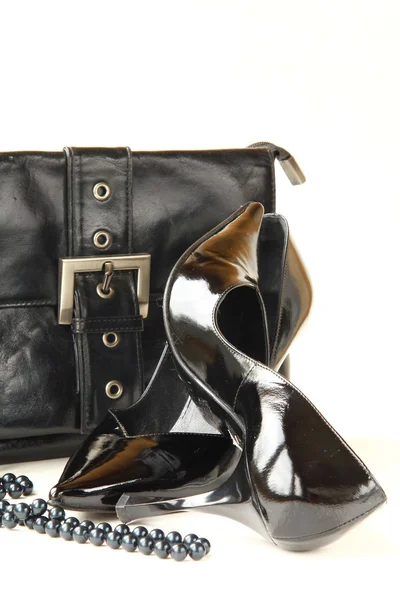 Vrouwen zwarte schoenen met zwarte tas draad van parels — Stockfoto