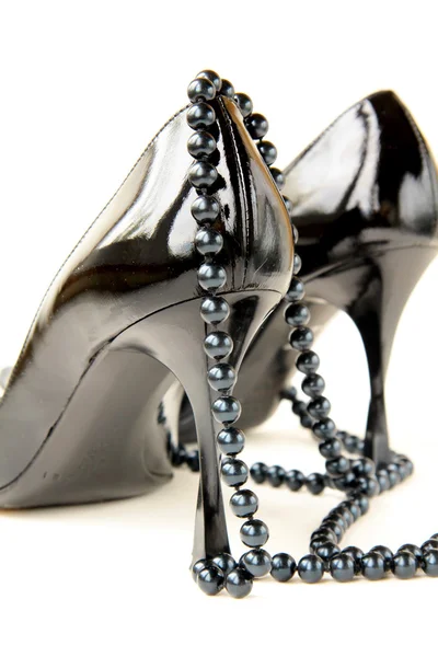 Černé ženy boty s vláknem z černých perel — Stock fotografie