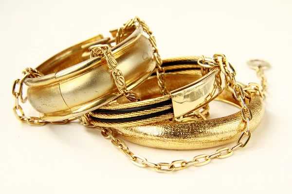 Jóias de ouro, pulseiras e correntes — Fotografia de Stock