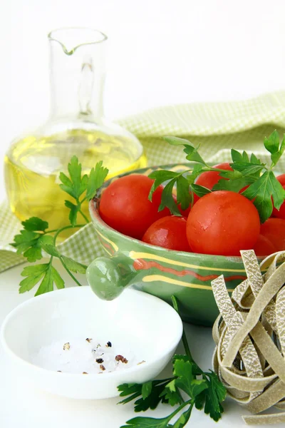 Italian Pasta with cherry tomatoes and olive oil — Stock Photo, Image