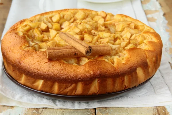Torta de maçã caseira e pau de canela — Fotografia de Stock