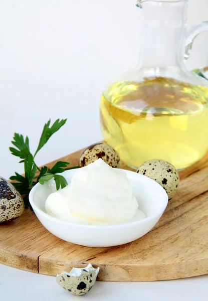 Майонез з інгредієнтами, перепелиними яйцями та оливковою олією — стокове фото