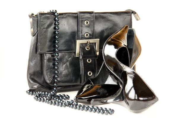 Női fekete cipő fekete táska szál gyöngy — Stock Fotó