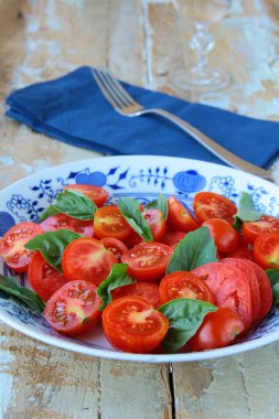 taze Fesleğenli domates salatası