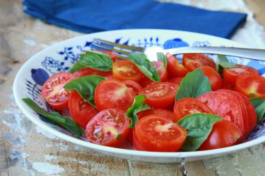 taze Fesleğenli domates salatası