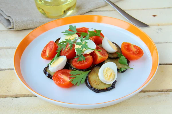 Salada com berinjela, tomate e ovos de codorna — Fotografia de Stock