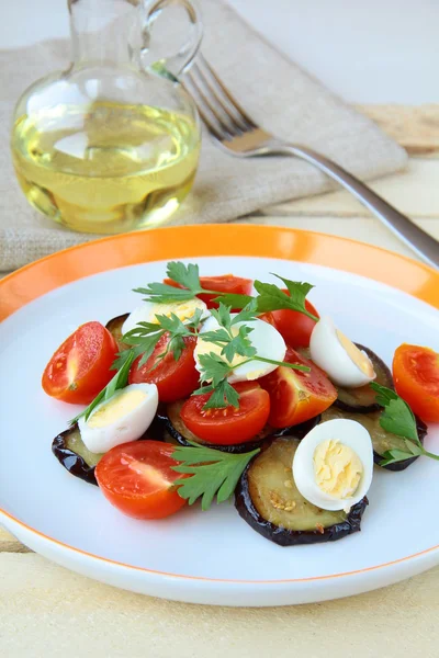 Salad with eggplant, tomato and quail eggs — Stock Photo, Image