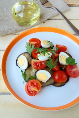 salata patlıcan, domates ve Bıldırcın yumurta