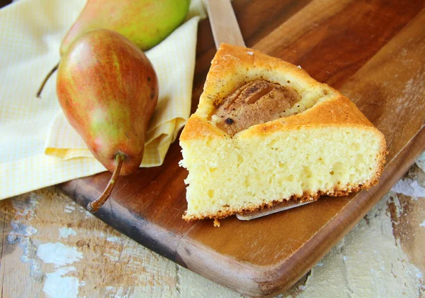 木製のテーブルの梨と自家製ケーキ — ストック写真