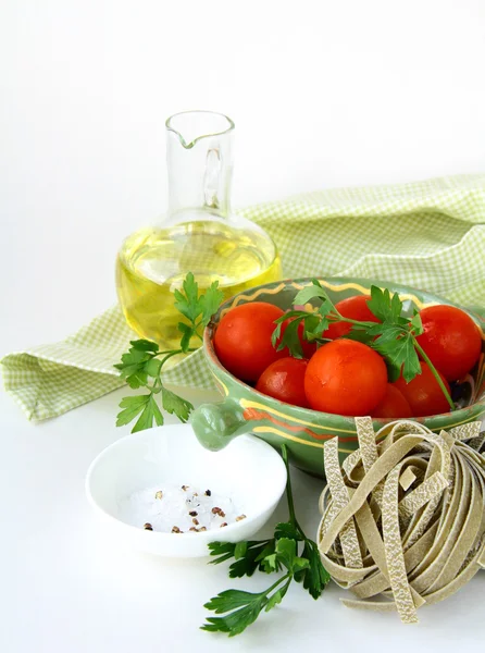 Włoski makaron z pomidorami i oliwy z oliwek — Zdjęcie stockowe