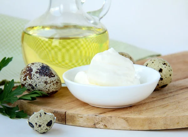 Mayonesa con ingredientes, huevos de codorniz y olivo — Foto de Stock