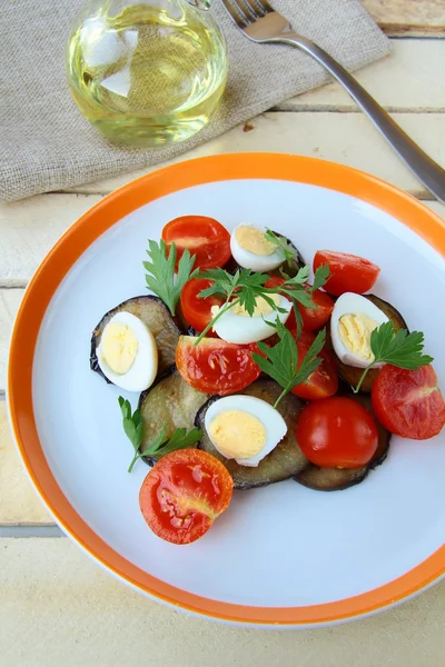 Salată cu vinete, roșii și ouă de prepeliță — Fotografie, imagine de stoc