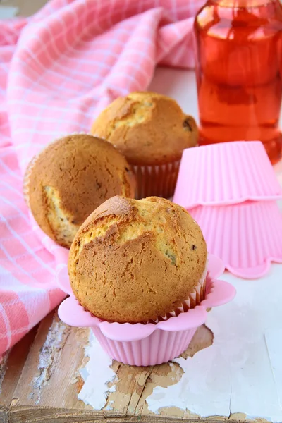 Zelfgemaakte chocolade muffins op een roze achtergrond — Stockfoto