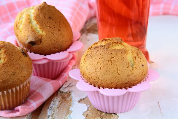 Muffin al cioccolato fatti in casa su sfondo rosa — Foto Stock